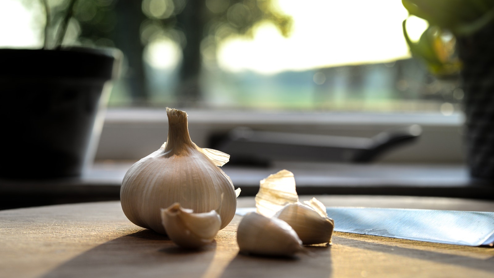 Why You Should Rest Your Chopped Garlic for 5 Minutes Before Cooking